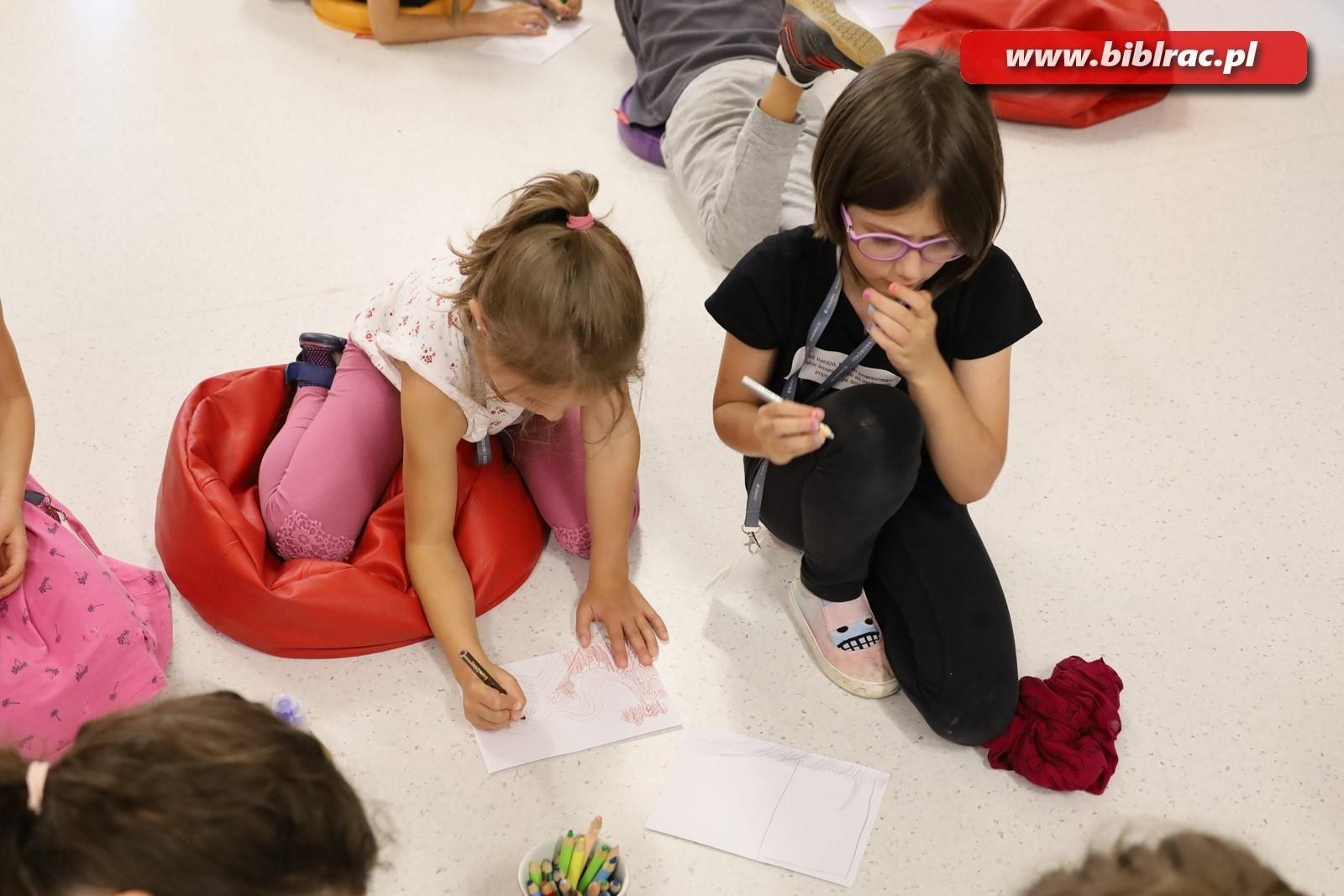 Zdjęcie w galerii na portalu naszraciborz.pl: Podróżować to żyć – Letni Wehikuł Czasu w Bibliotece wiadomości z regionu
