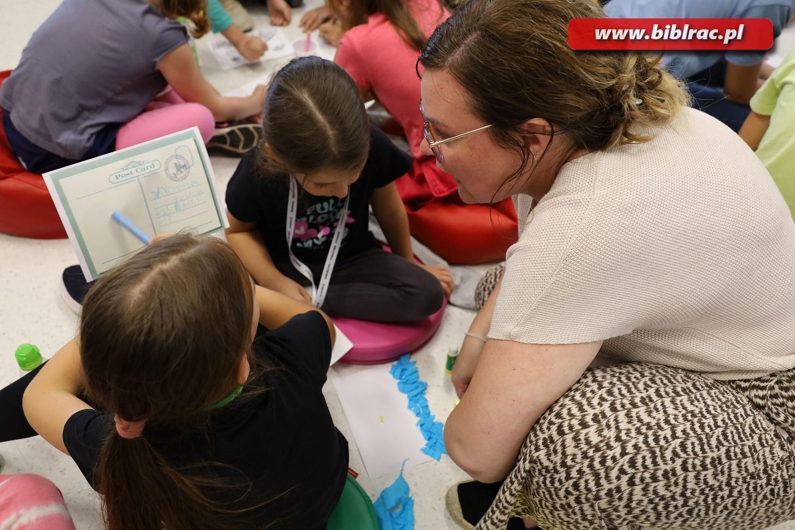 Zdjęcie w galerii na portalu naszraciborz.pl: Podróżować to żyć – Letni Wehikuł Czasu w Bibliotece wiadomości z regionu