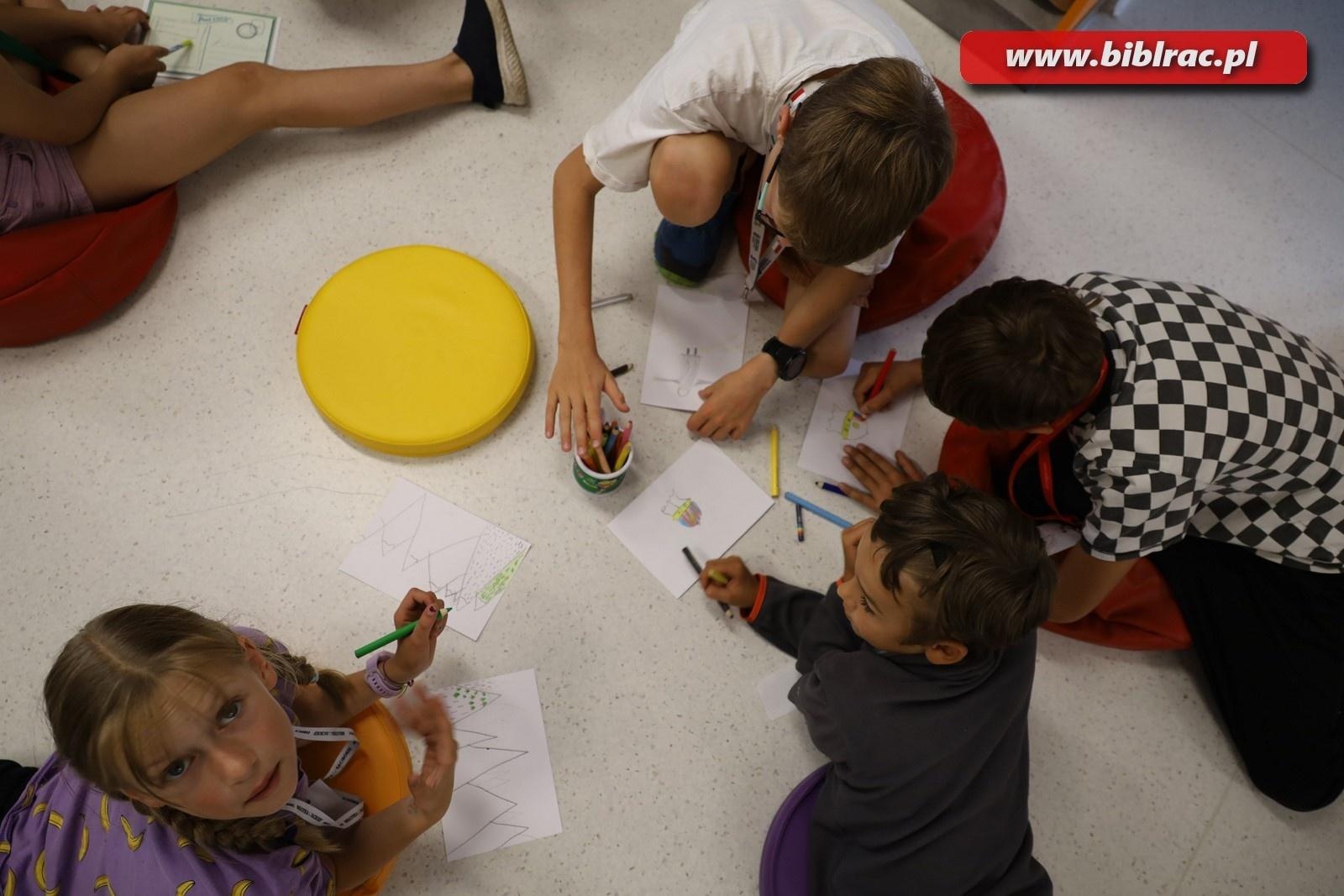 Zdjęcie w galerii na portalu naszraciborz.pl: Podróżować to żyć – Letni Wehikuł Czasu w Bibliotece wiadomości z regionu
