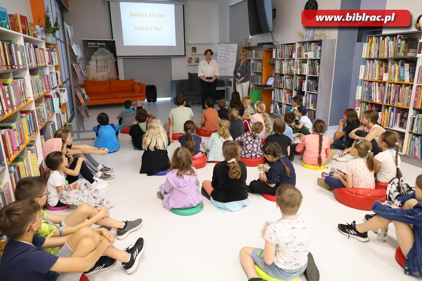Zdjęcie w galerii na portalu naszraciborz.pl: Podróżować to żyć – Letni Wehikuł Czasu w Bibliotece wiadomości z regionu
