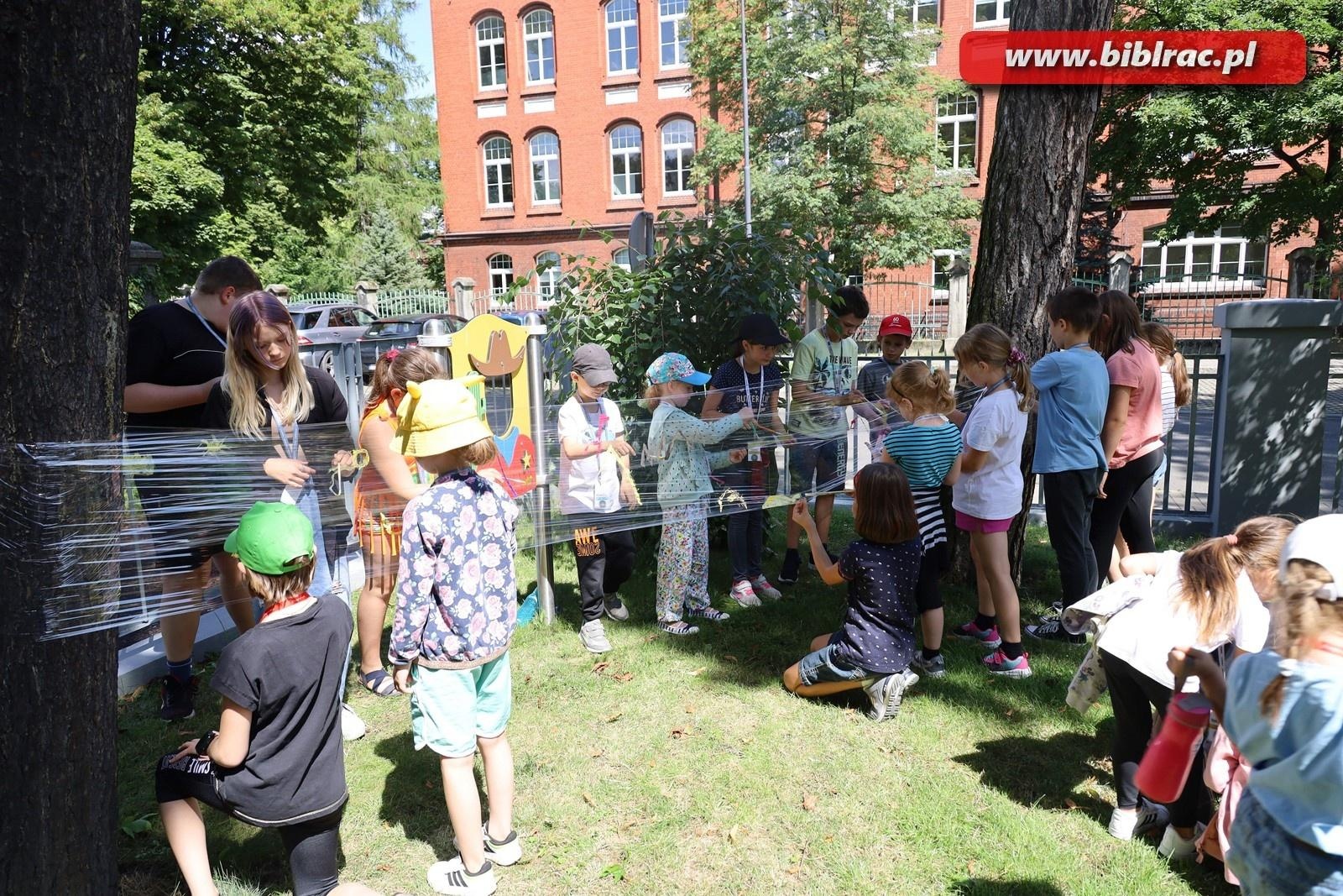 Zdjęcie w galerii na portalu naszraciborz.pl: Podróżować to żyć – Letni Wehikuł Czasu w Bibliotece wiadomości z regionu