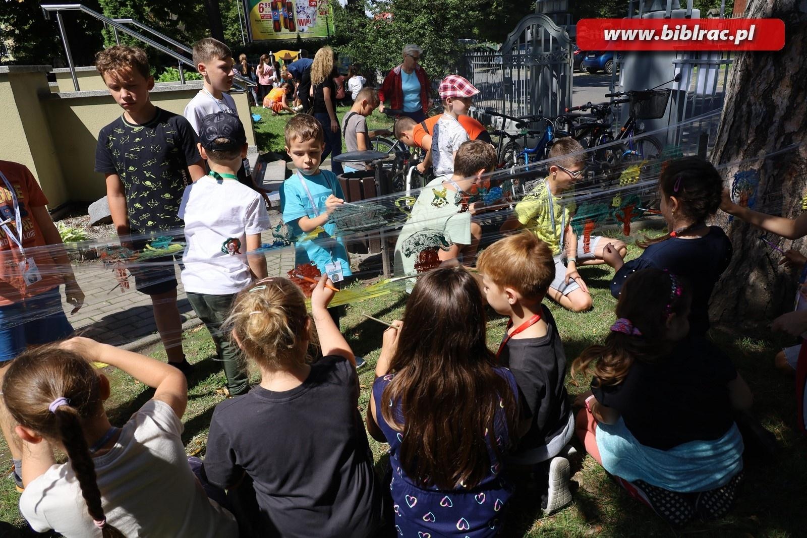 Zdjęcie w galerii na portalu naszraciborz.pl: Podróżować to żyć – Letni Wehikuł Czasu w Bibliotece wiadomości z regionu
