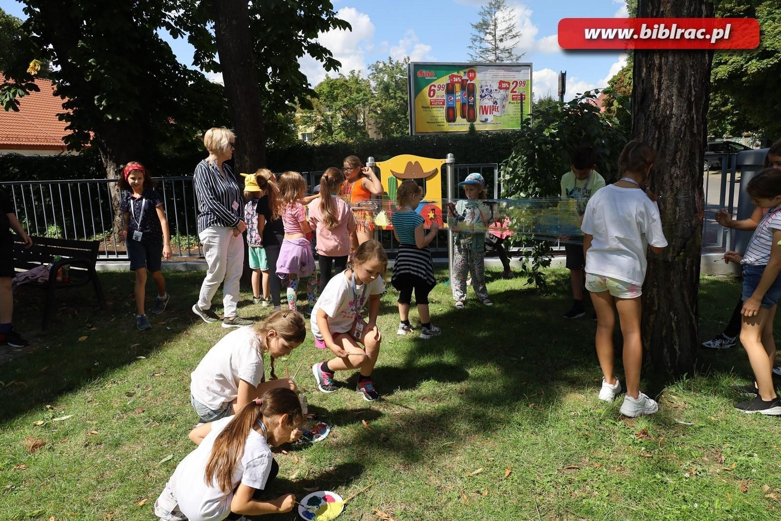 Zdjęcie w galerii na portalu naszraciborz.pl: Podróżować to żyć – Letni Wehikuł Czasu w Bibliotece wiadomości z regionu