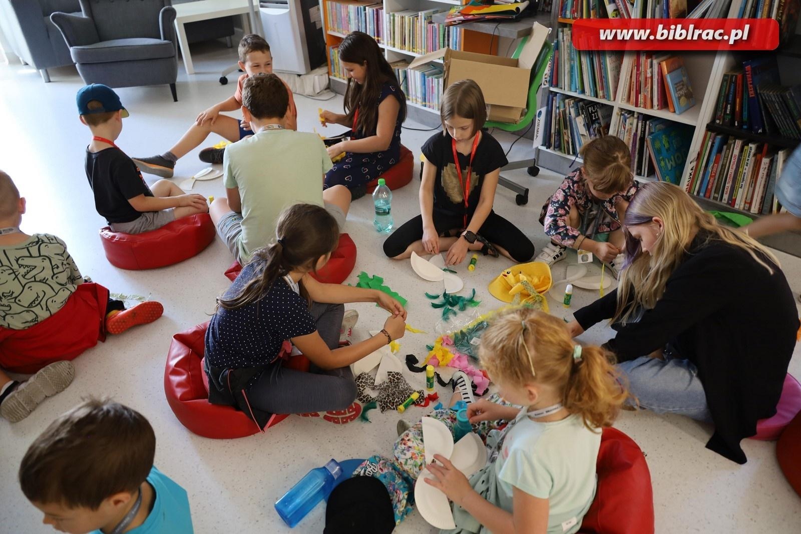 Zdjęcie w galerii na portalu naszraciborz.pl: Podróżować to żyć – Letni Wehikuł Czasu w Bibliotece wiadomości z regionu