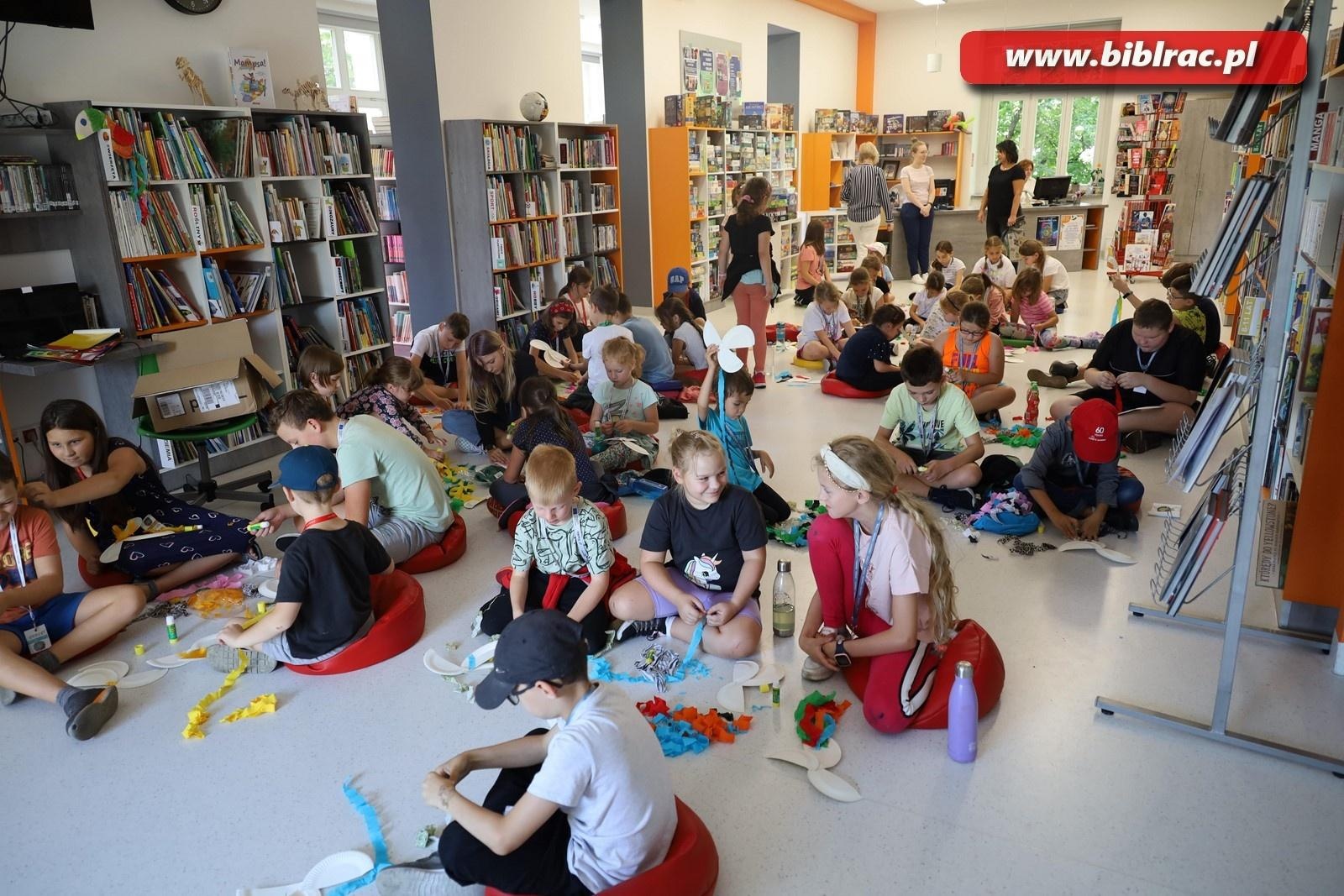 Zdjęcie w galerii na portalu naszraciborz.pl: Podróżować to żyć – Letni Wehikuł Czasu w Bibliotece wiadomości z regionu