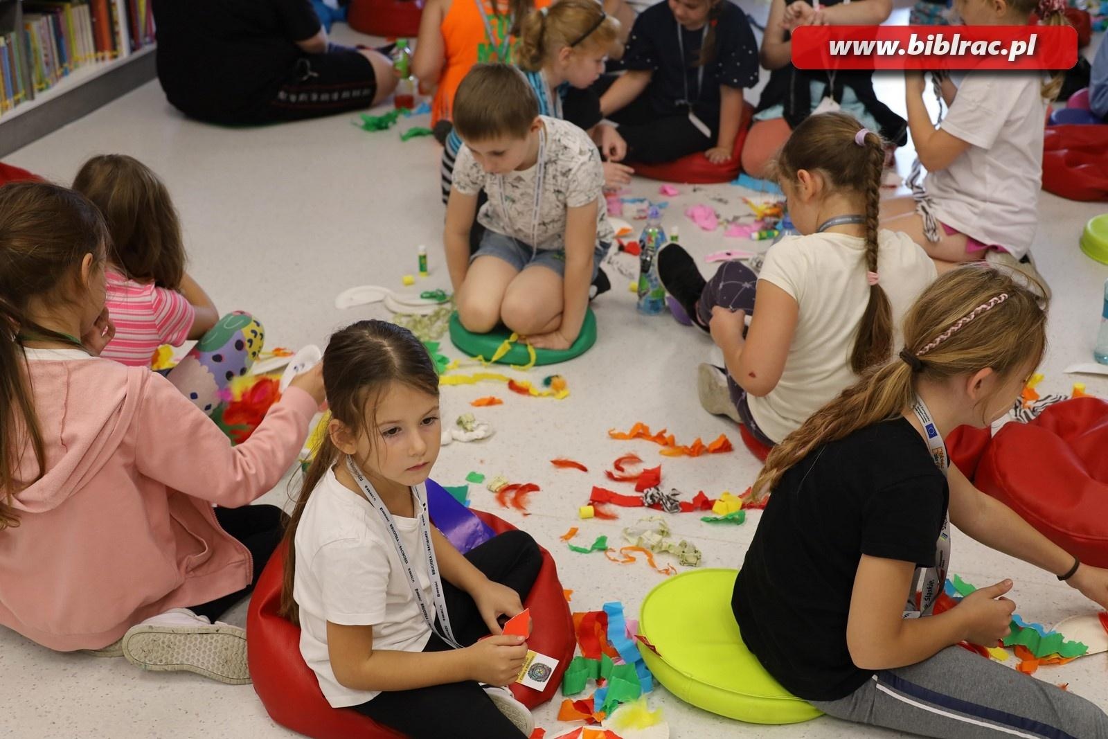 Zdjęcie w galerii na portalu naszraciborz.pl: Podróżować to żyć – Letni Wehikuł Czasu w Bibliotece wiadomości z regionu