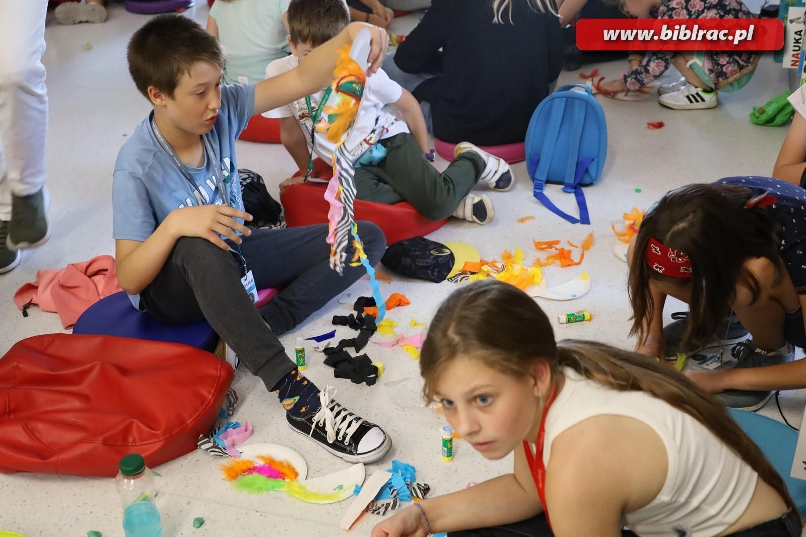 Zdjęcie w galerii na portalu naszraciborz.pl: Podróżować to żyć – Letni Wehikuł Czasu w Bibliotece wiadomości z regionu