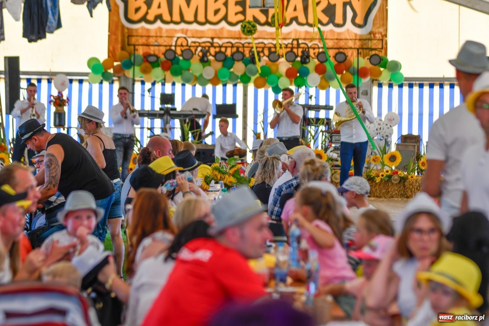 Zdjęcie w galerii na portalu naszraciborz.pl: W farmerach siła, czyli BamberParty 2023 w Grzegorzowicach [FOTO i WIDEO] wiadomości z regionu