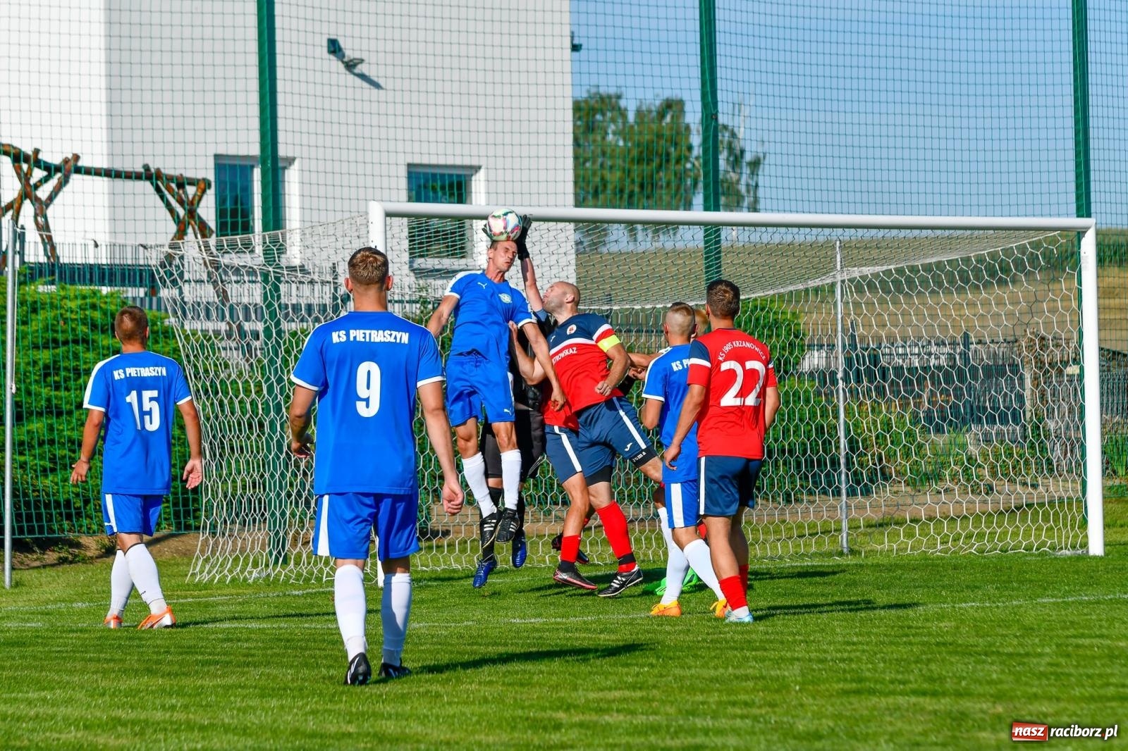 Zdjęcie w galerii na portalu naszraciborz.pl: Pietraszyn pokonał Krzanowice w debiucie w A klasie [FOTO] wiadomości z regionu