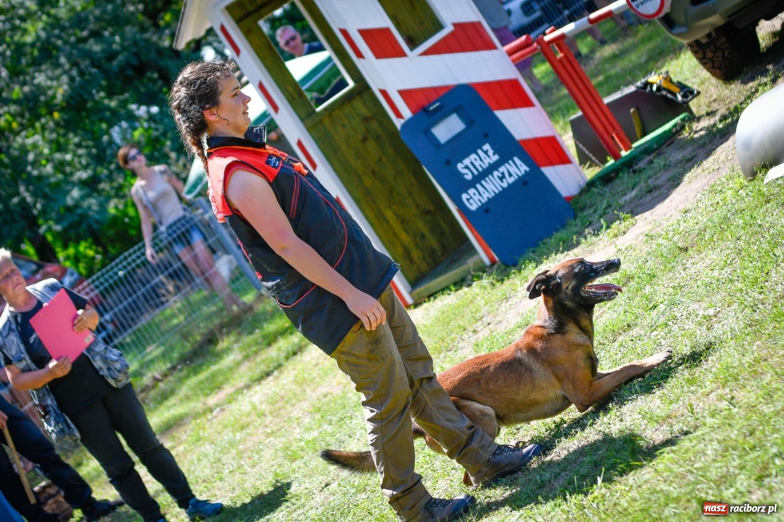 Zdjęcie w galerii na portalu naszraciborz.pl: Piknik Militarny K9. Hodowcy psów zjechali do Babic wiadomości z regionu