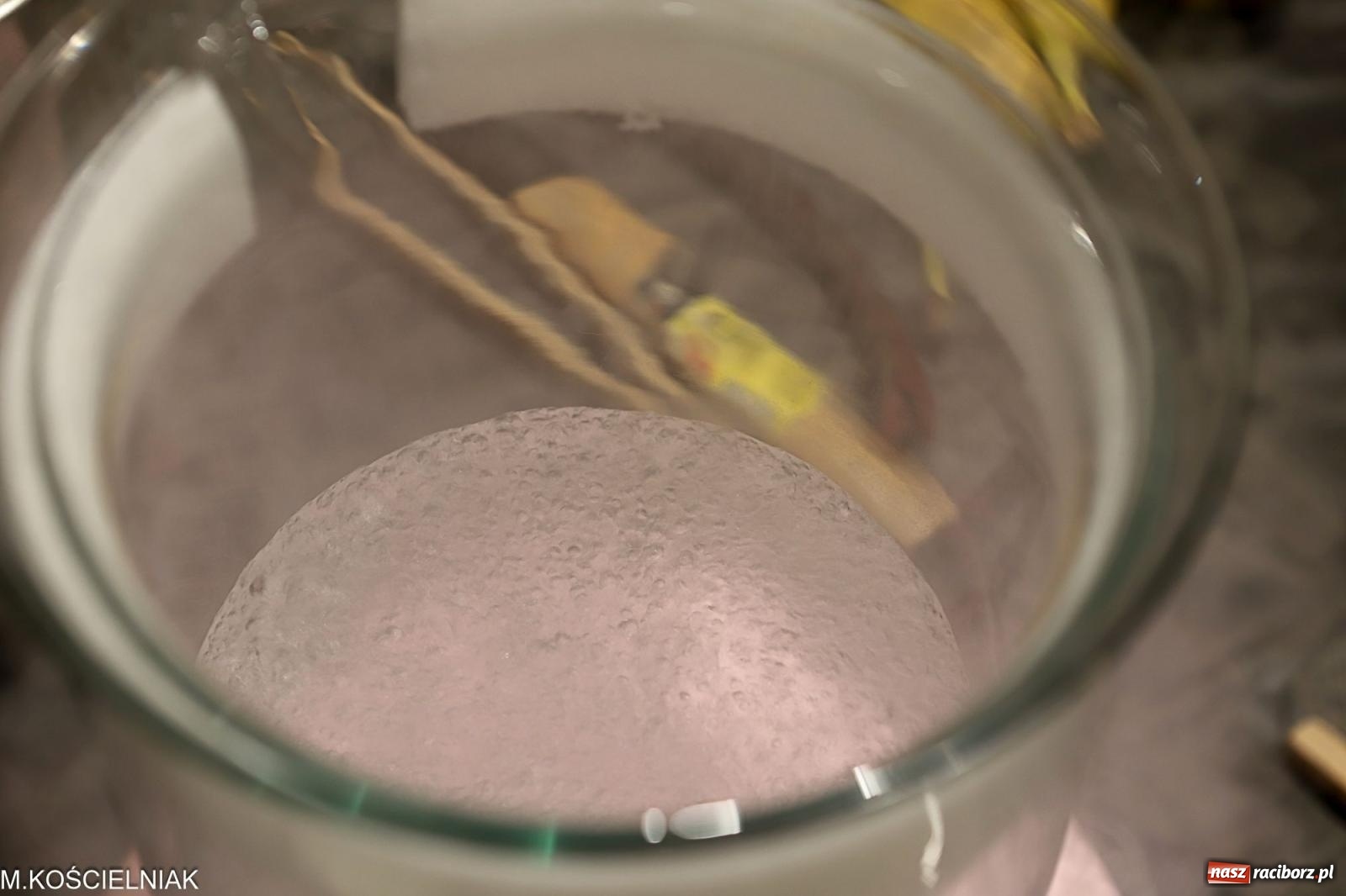 Zdjęcie w galerii na portalu naszraciborz.pl: Noc z barwną zadymą w SOWie wiadomości z regionu