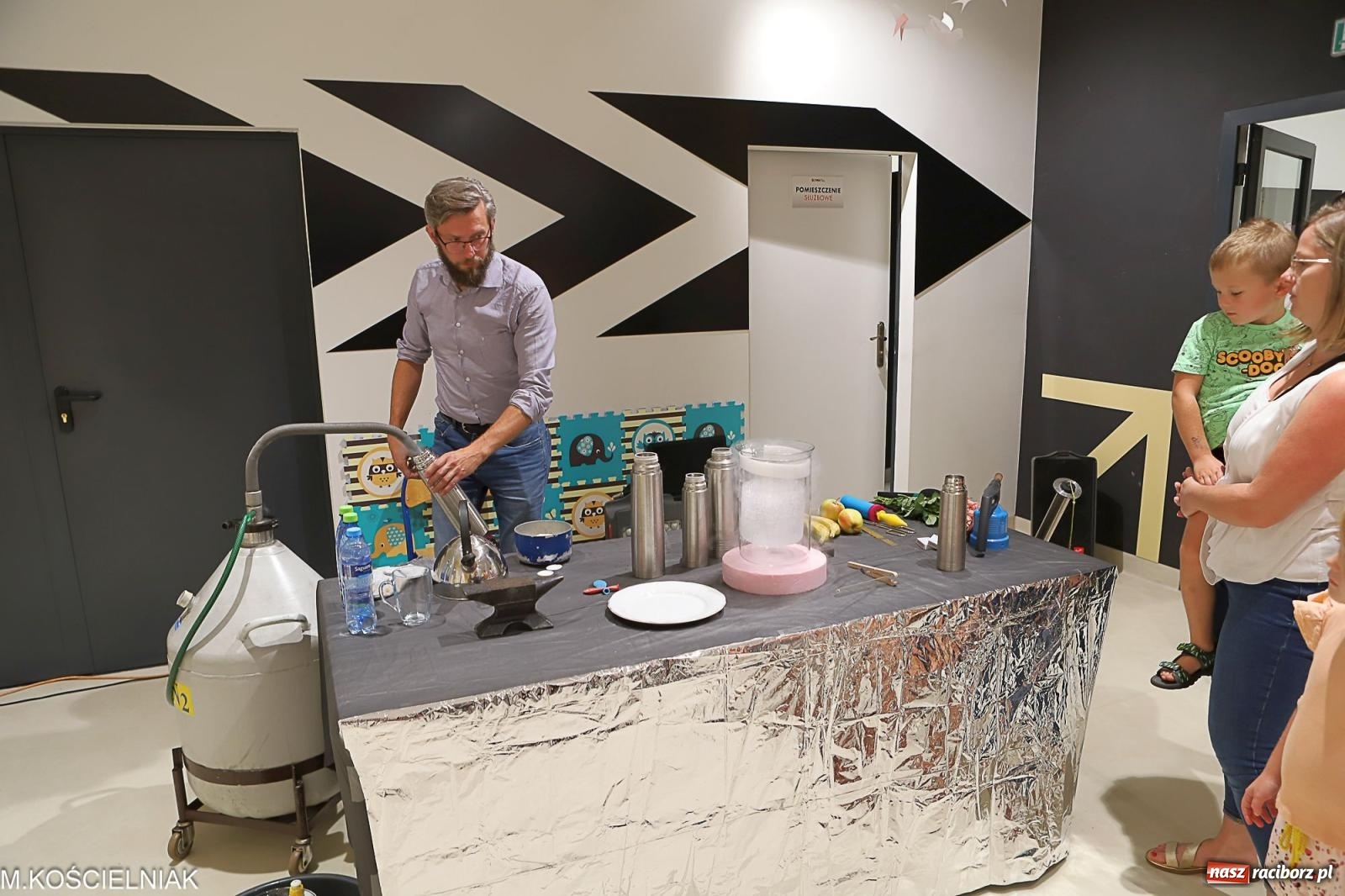 Zdjęcie w galerii na portalu naszraciborz.pl: Noc z barwną zadymą w SOWie wiadomości z regionu