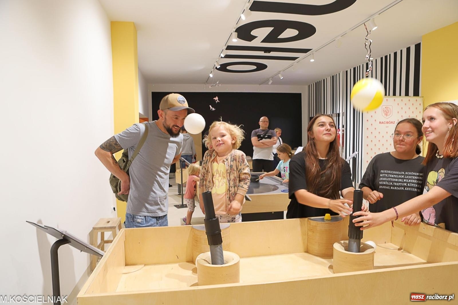 Zdjęcie w galerii na portalu naszraciborz.pl: Noc z barwną zadymą w SOWie wiadomości z regionu