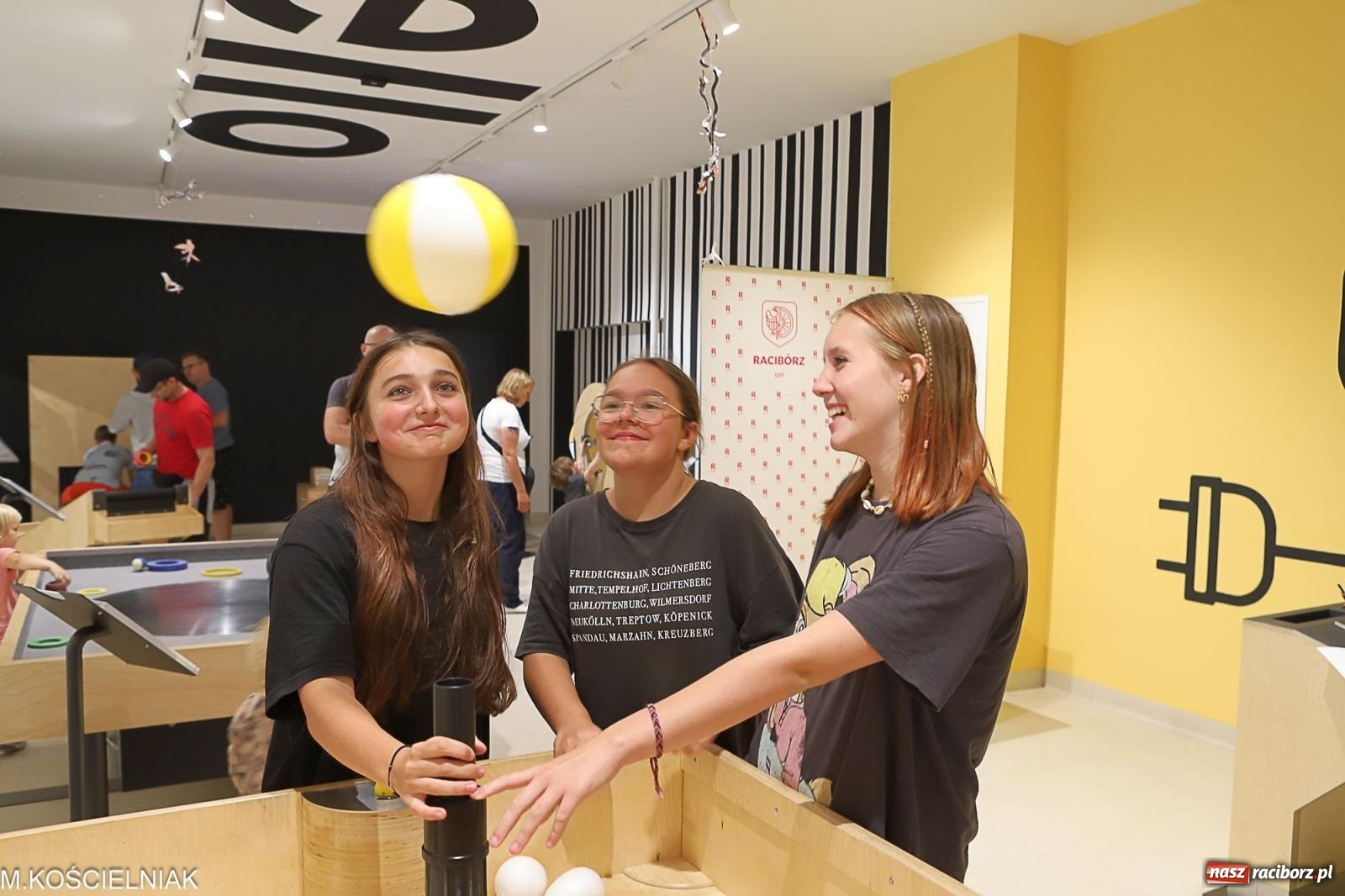 Zdjęcie w galerii na portalu naszraciborz.pl: Noc z barwną zadymą w SOWie wiadomości z regionu