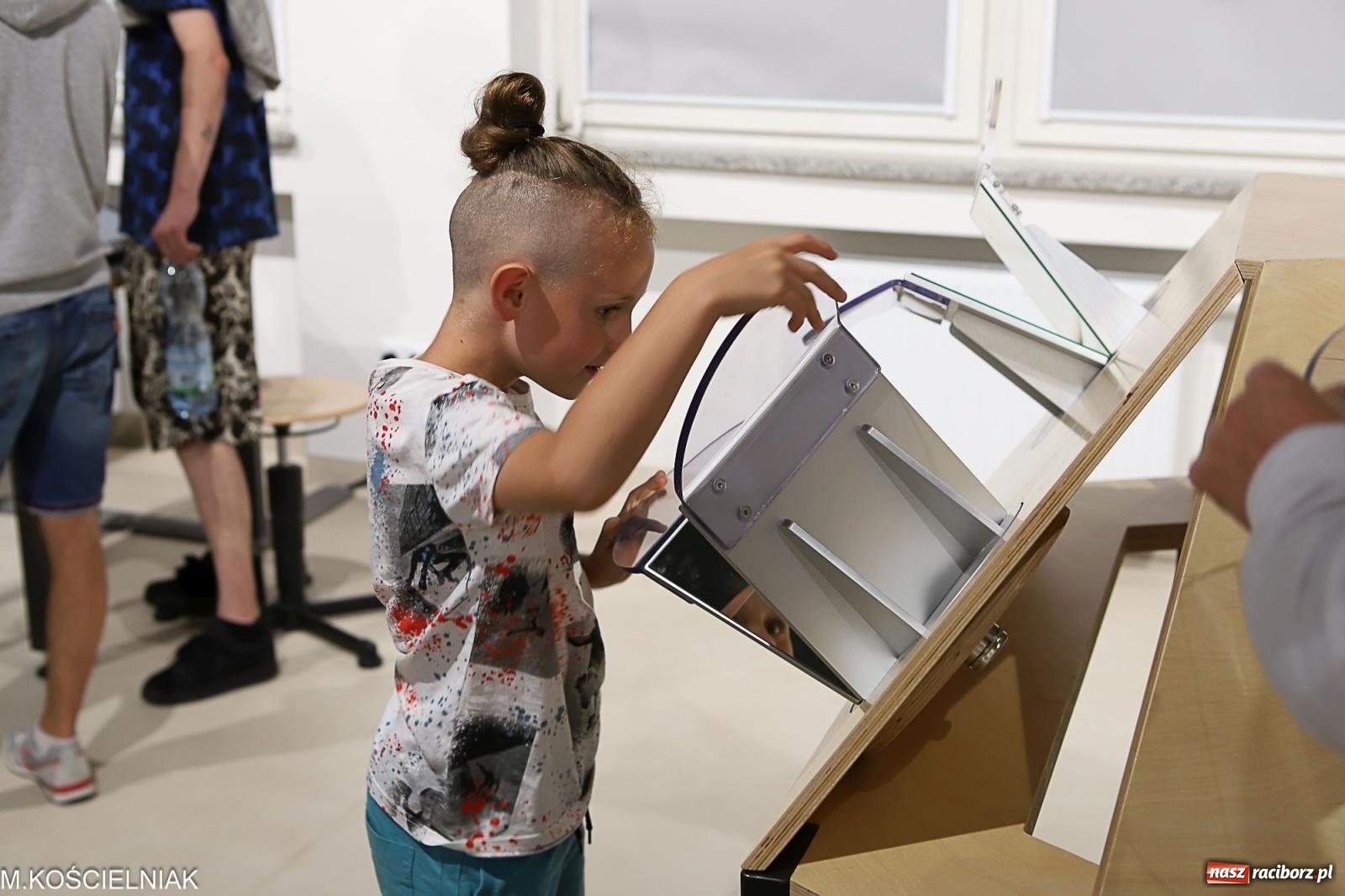 Zdjęcie w galerii na portalu naszraciborz.pl: Noc z barwną zadymą w SOWie wiadomości z regionu