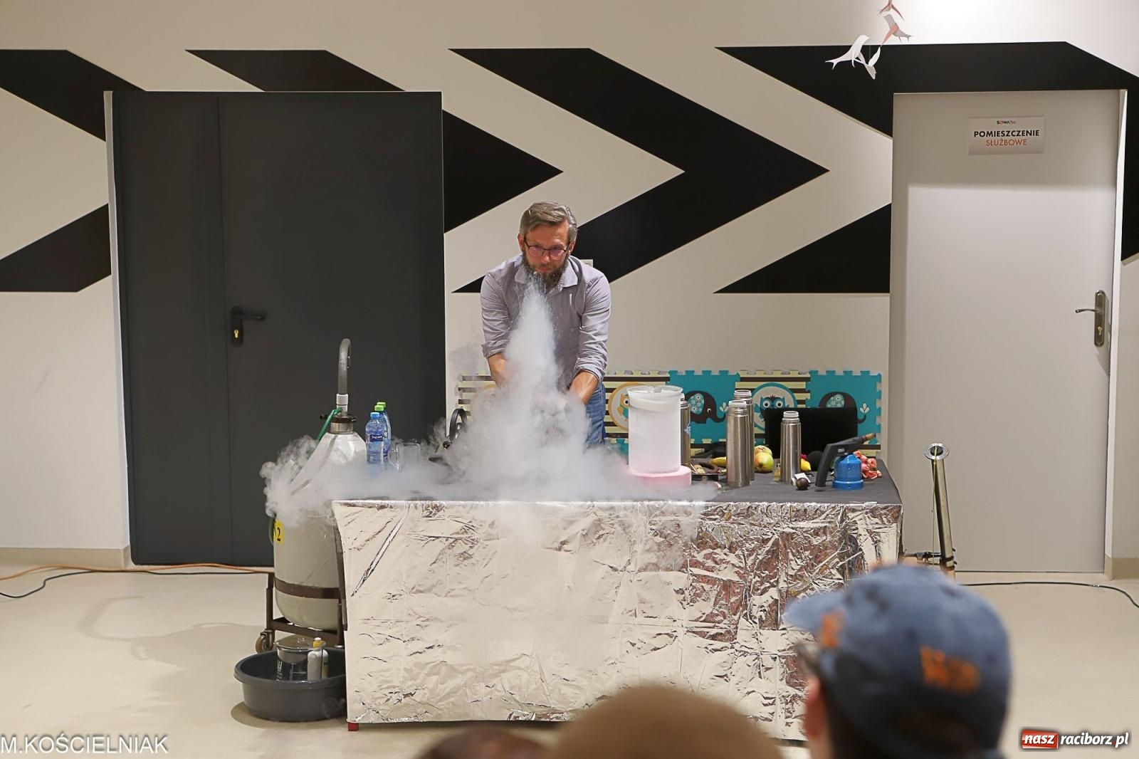 Zdjęcie w galerii na portalu naszraciborz.pl: Noc z barwną zadymą w SOWie wiadomości z regionu