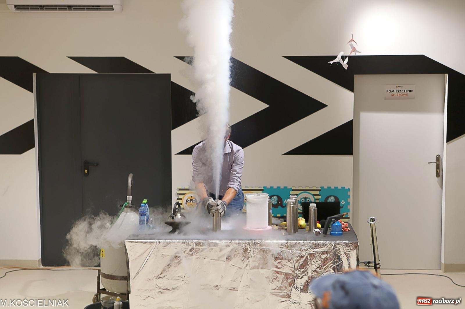 Zdjęcie w galerii na portalu naszraciborz.pl: Noc z barwną zadymą w SOWie wiadomości z regionu