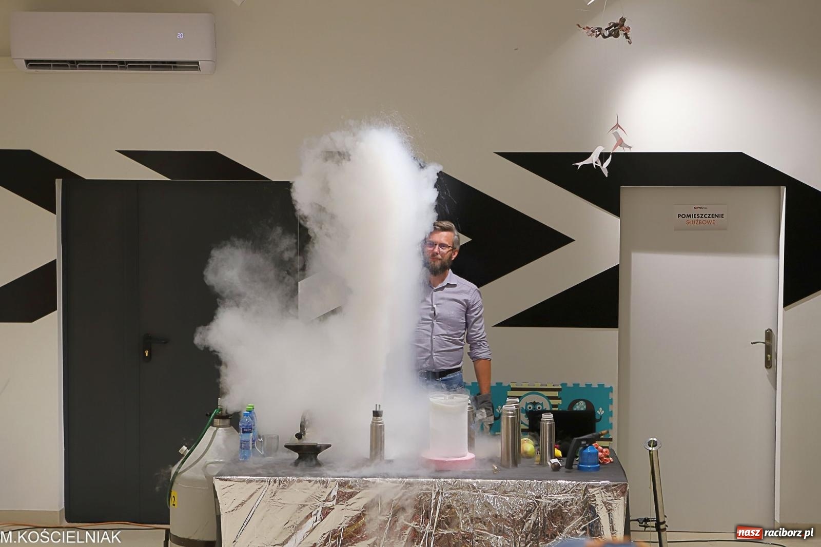 Zdjęcie w galerii na portalu naszraciborz.pl: Noc z barwną zadymą w SOWie wiadomości z regionu