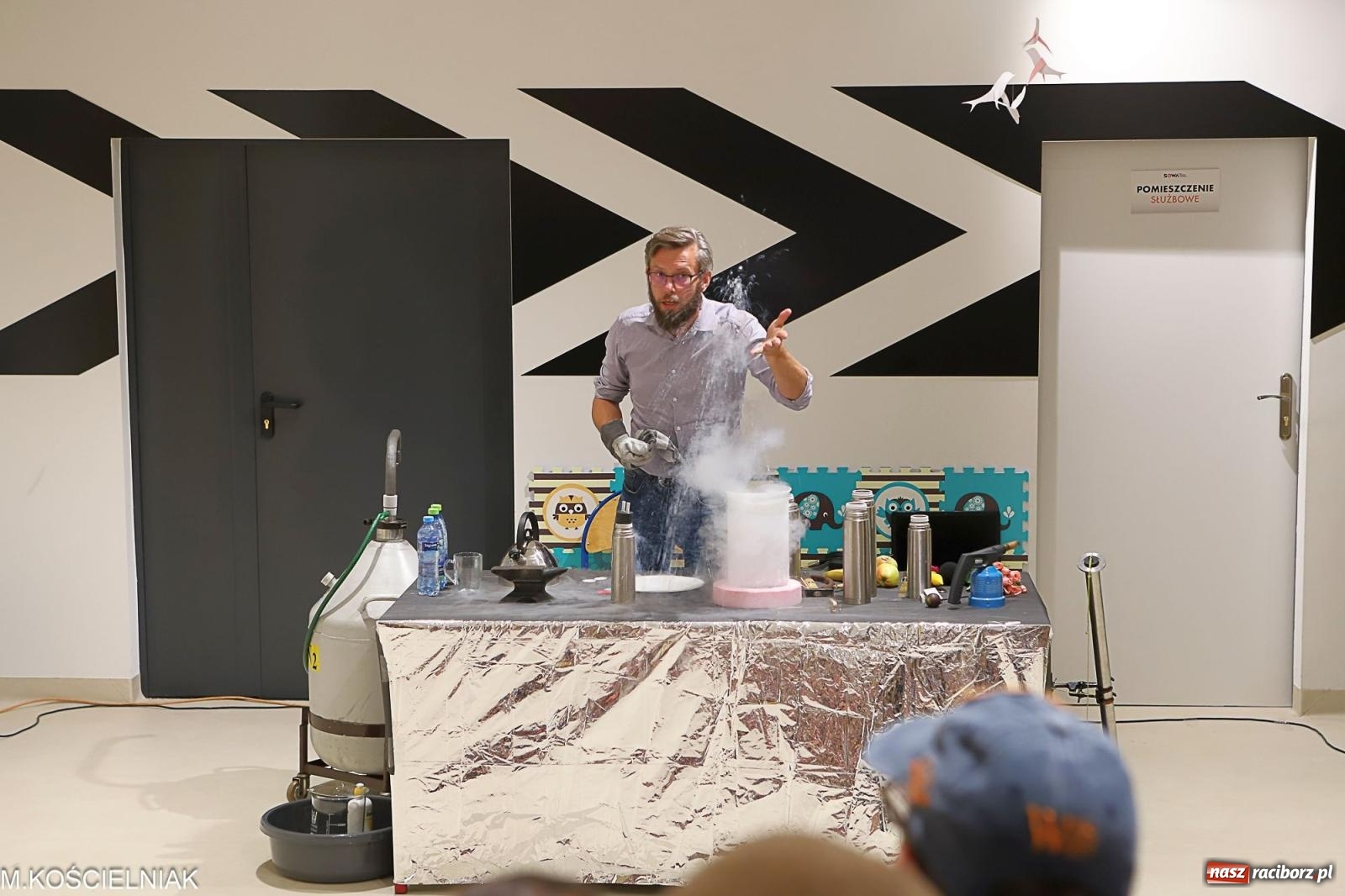 Zdjęcie w galerii na portalu naszraciborz.pl: Noc z barwną zadymą w SOWie wiadomości z regionu