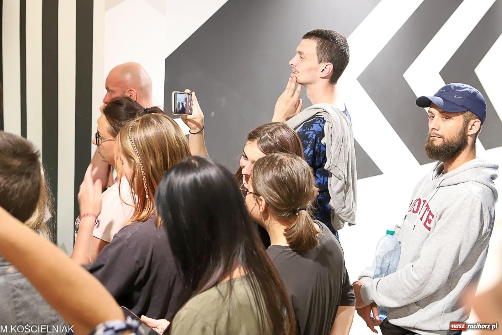 Zdjęcie w galerii na portalu naszraciborz.pl: Noc z barwną zadymą w SOWie wiadomości z regionu