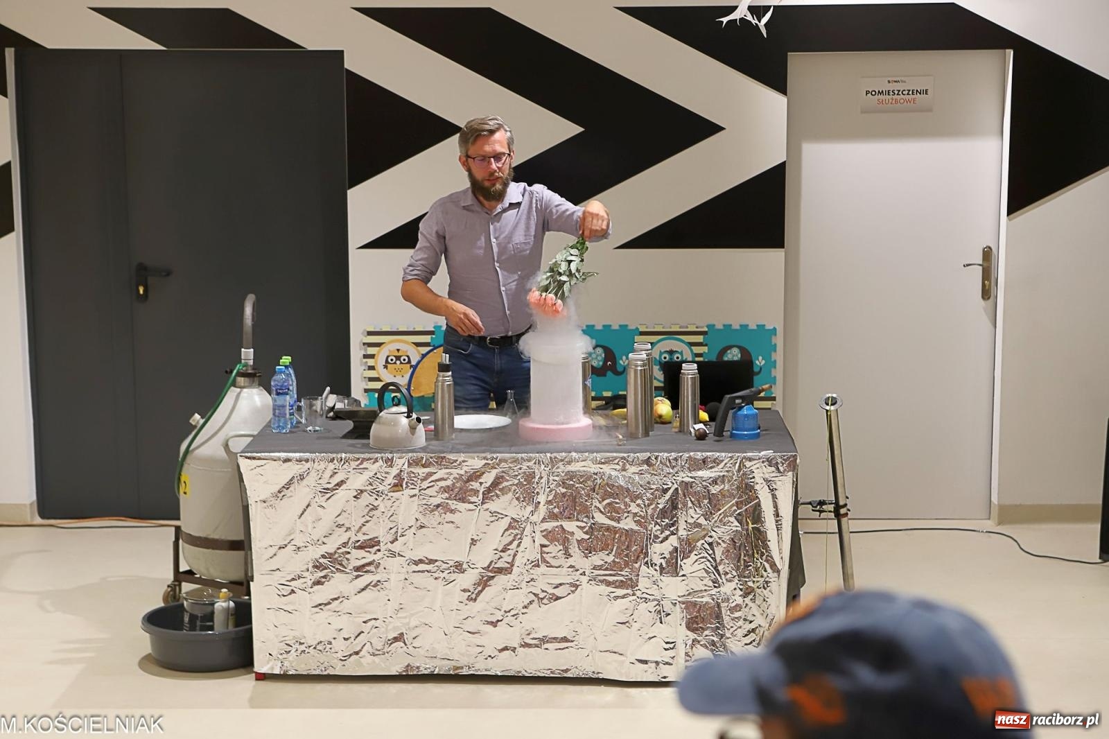 Zdjęcie w galerii na portalu naszraciborz.pl: Noc z barwną zadymą w SOWie wiadomości z regionu