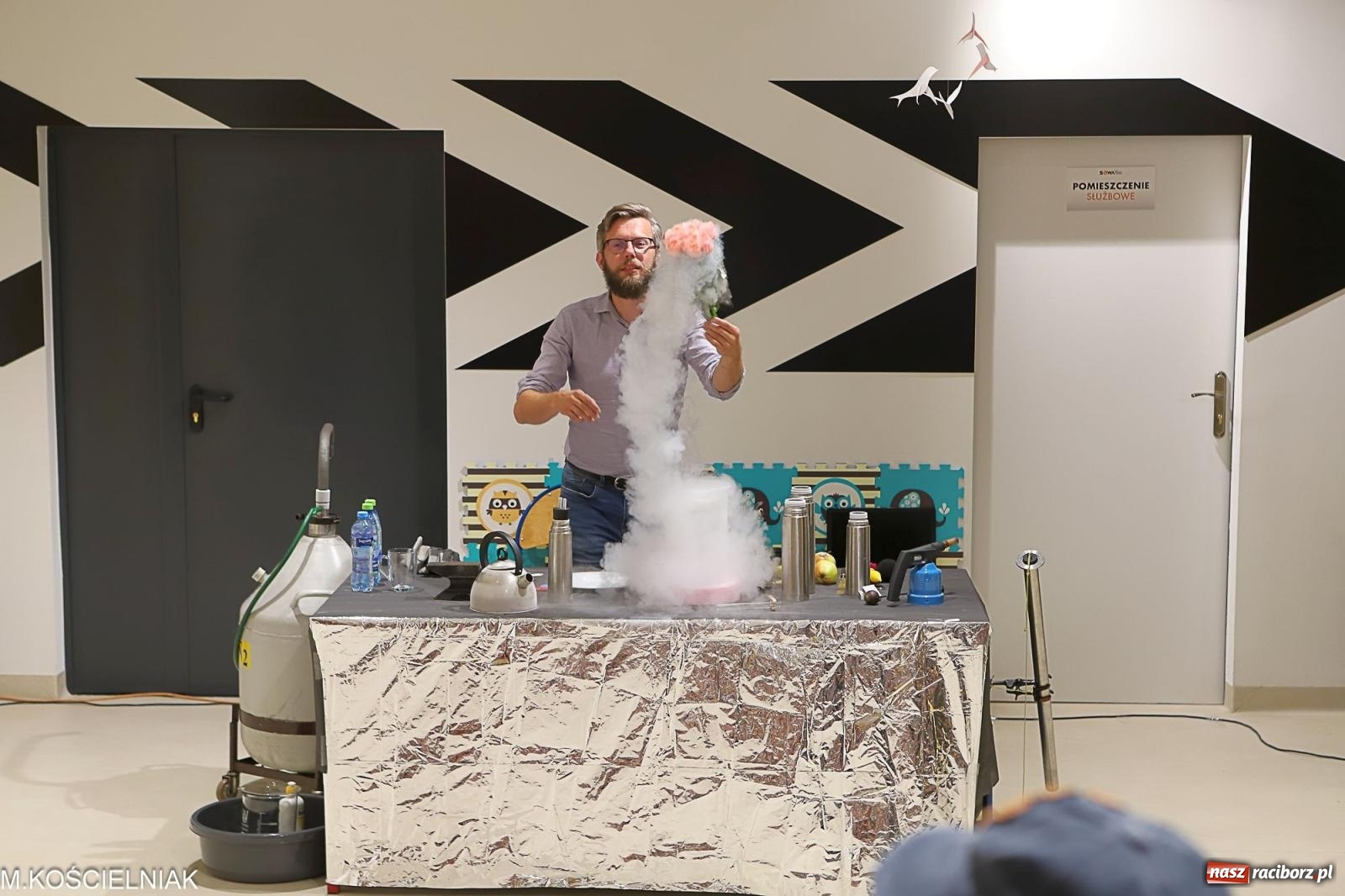 Zdjęcie w galerii na portalu naszraciborz.pl: Noc z barwną zadymą w SOWie wiadomości z regionu