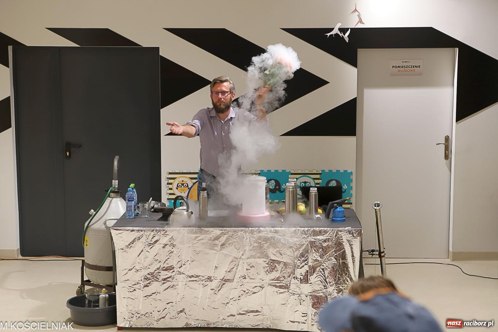 Zdjęcie w galerii na portalu naszraciborz.pl: Noc z barwną zadymą w SOWie wiadomości z regionu