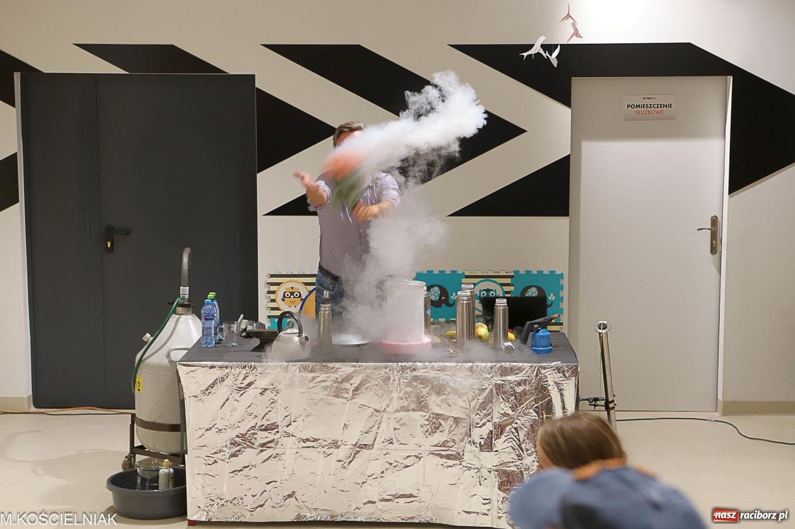 Zdjęcie w galerii na portalu naszraciborz.pl: Noc z barwną zadymą w SOWie wiadomości z regionu