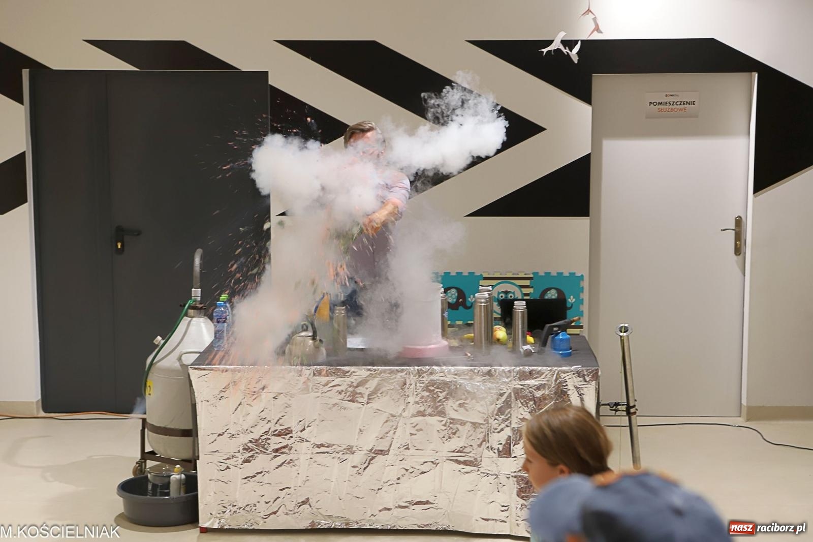 Zdjęcie w galerii na portalu naszraciborz.pl: Noc z barwną zadymą w SOWie wiadomości z regionu