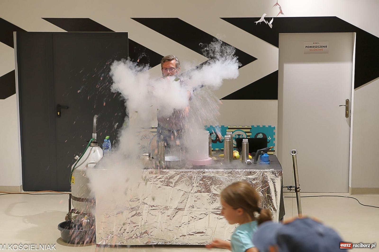 Zdjęcie w galerii na portalu naszraciborz.pl: Noc z barwną zadymą w SOWie wiadomości z regionu