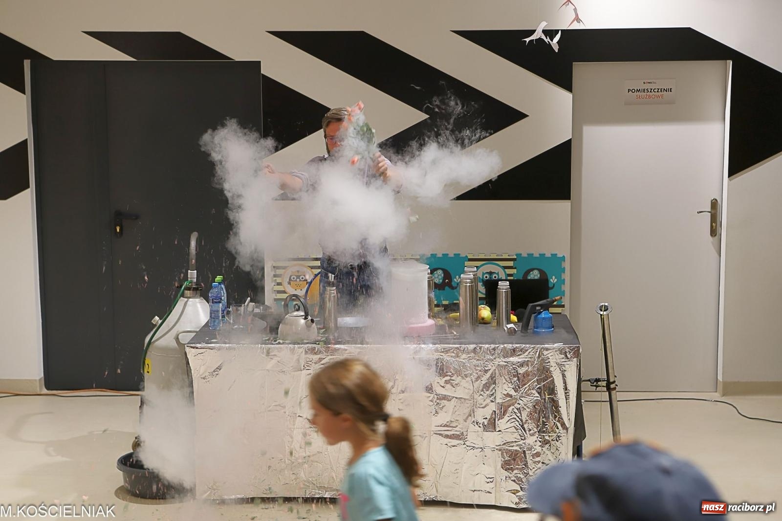 Zdjęcie w galerii na portalu naszraciborz.pl: Noc z barwną zadymą w SOWie wiadomości z regionu