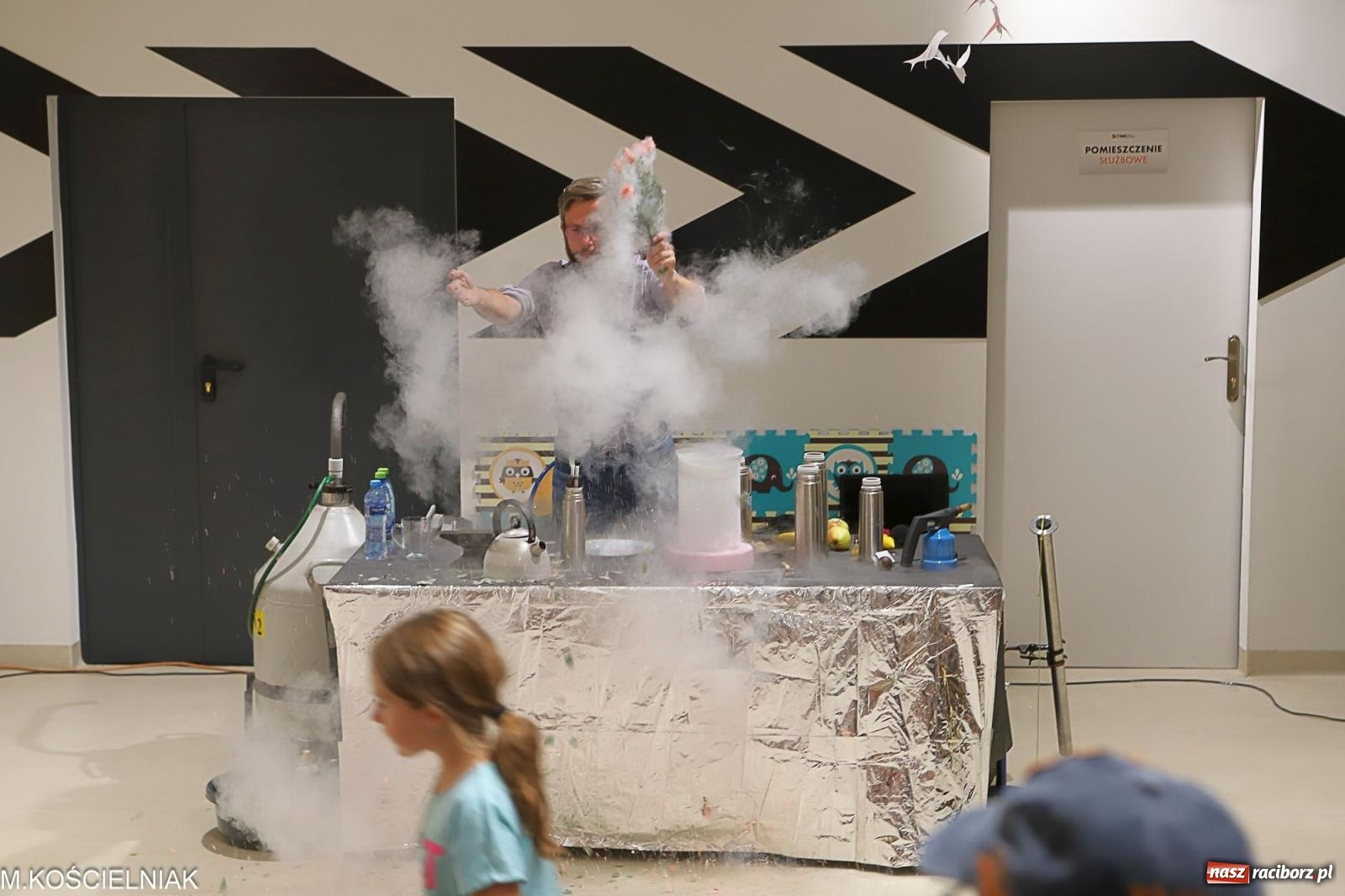 Zdjęcie w galerii na portalu naszraciborz.pl: Noc z barwną zadymą w SOWie wiadomości z regionu