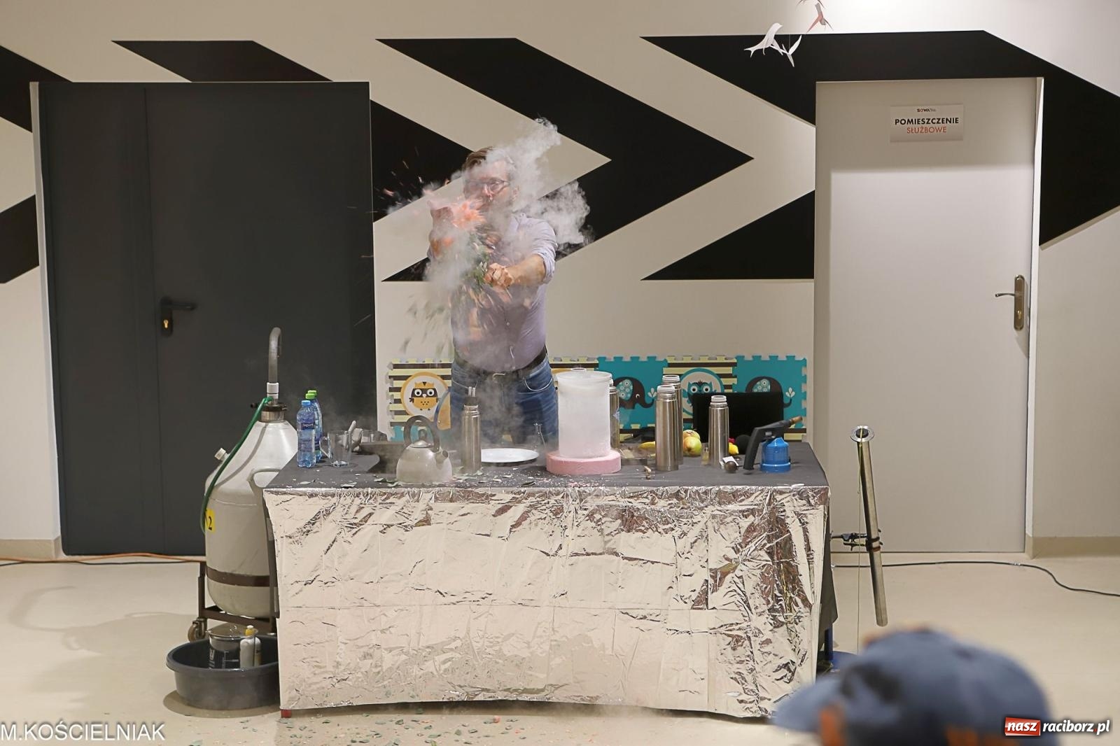 Zdjęcie w galerii na portalu naszraciborz.pl: Noc z barwną zadymą w SOWie wiadomości z regionu