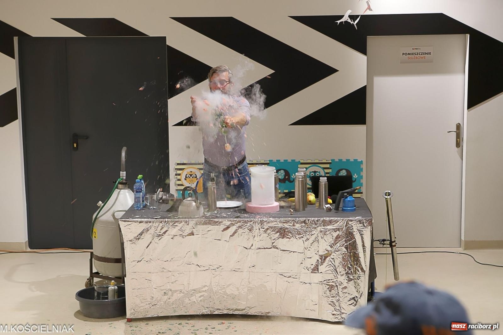 Zdjęcie w galerii na portalu naszraciborz.pl: Noc z barwną zadymą w SOWie wiadomości z regionu