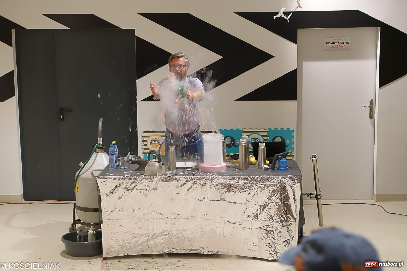 Zdjęcie w galerii na portalu naszraciborz.pl: Noc z barwną zadymą w SOWie wiadomości z regionu