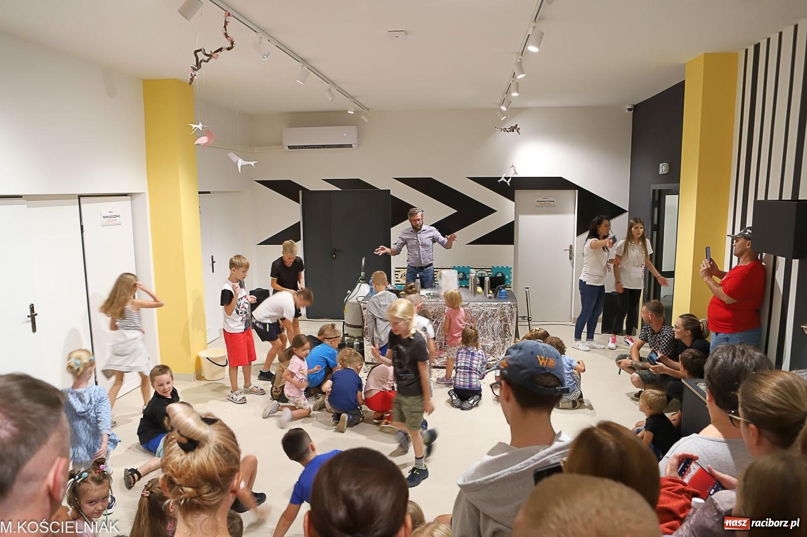 Zdjęcie w galerii na portalu naszraciborz.pl: Noc z barwną zadymą w SOWie wiadomości z regionu