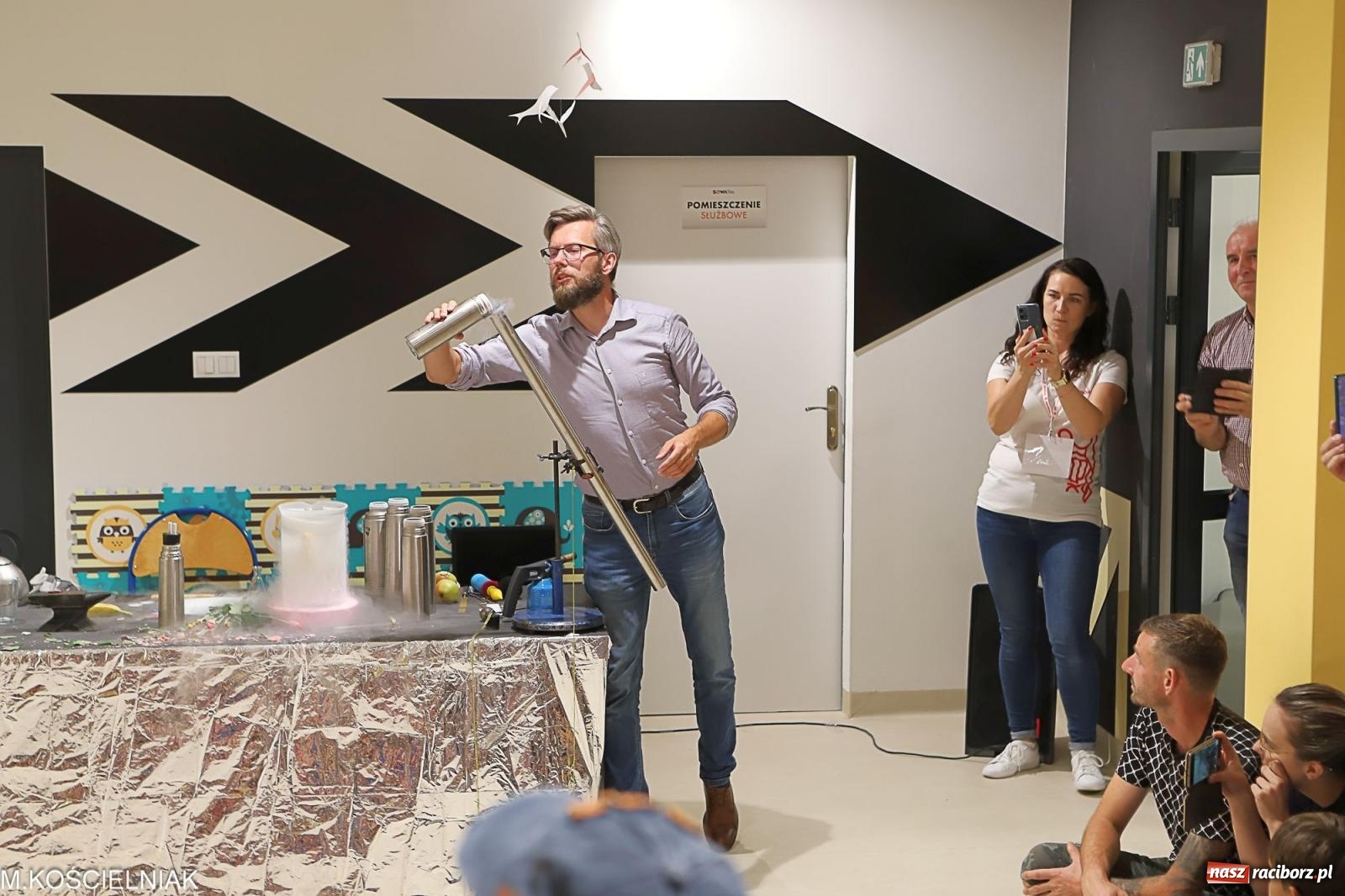 Zdjęcie w galerii na portalu naszraciborz.pl: Noc z barwną zadymą w SOWie wiadomości z regionu