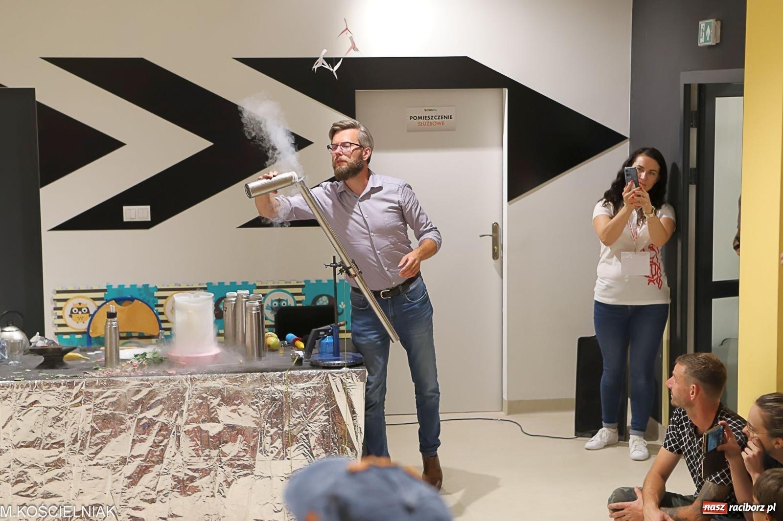 Zdjęcie w galerii na portalu naszraciborz.pl: Noc z barwną zadymą w SOWie wiadomości z regionu