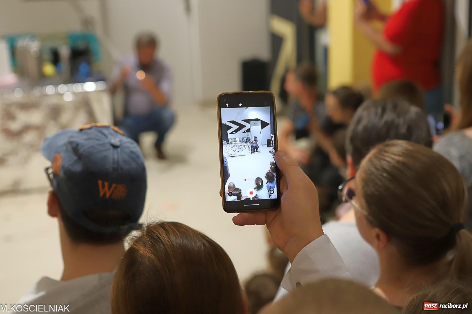 Zdjęcie w galerii na portalu naszraciborz.pl: Noc z barwną zadymą w SOWie wiadomości z regionu