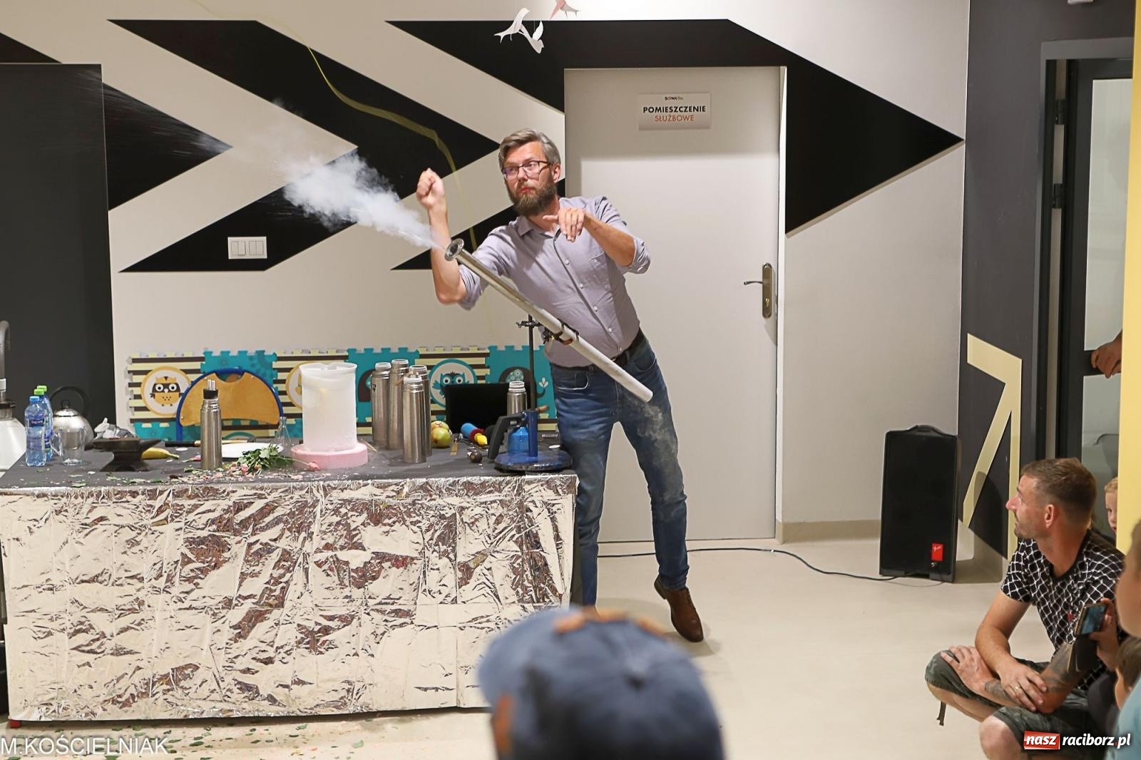 Zdjęcie w galerii na portalu naszraciborz.pl: Noc z barwną zadymą w SOWie wiadomości z regionu