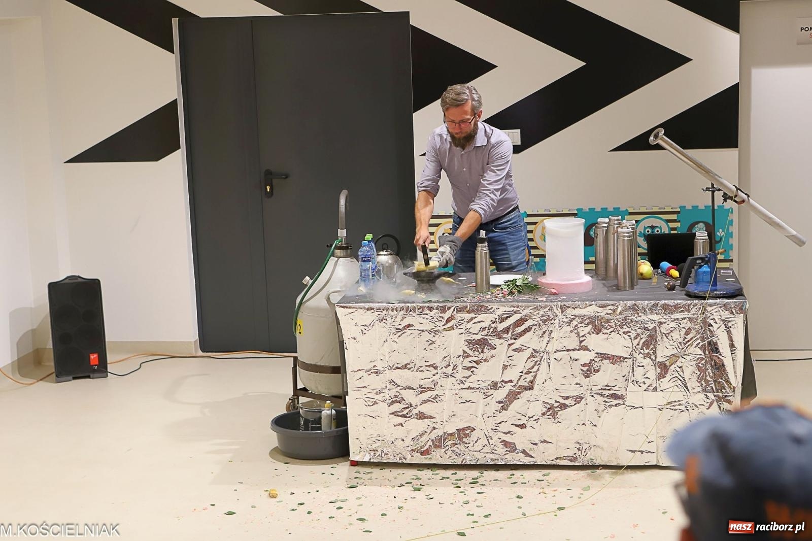 Zdjęcie w galerii na portalu naszraciborz.pl: Noc z barwną zadymą w SOWie wiadomości z regionu