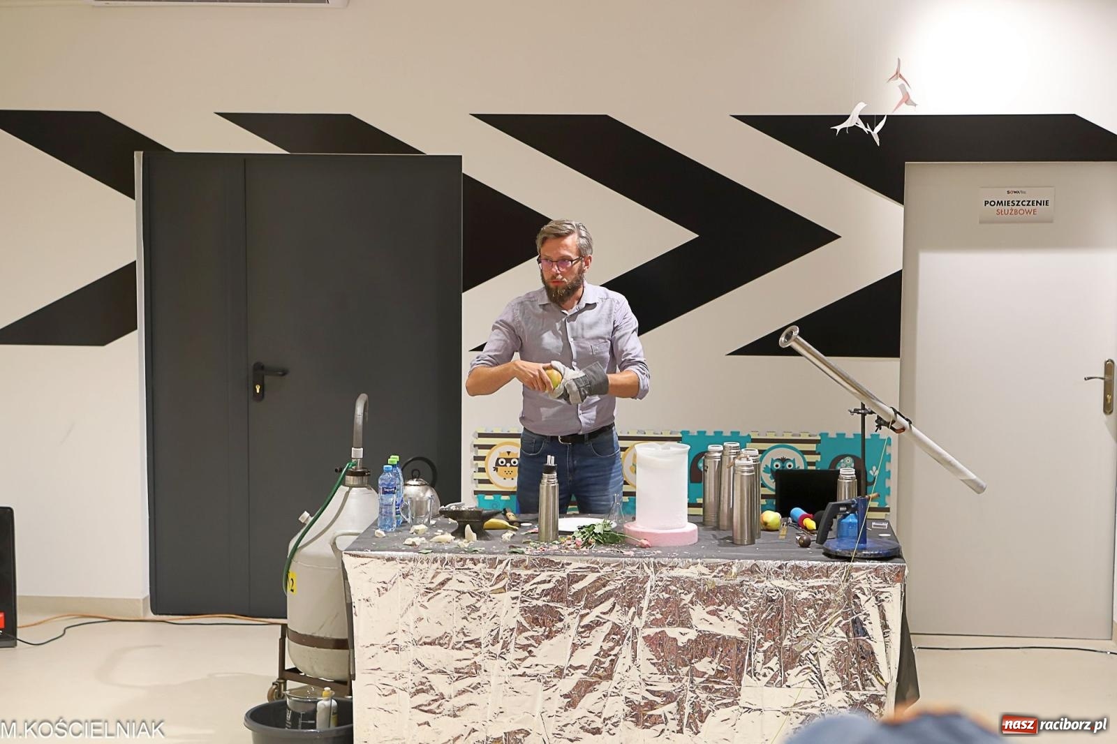 Zdjęcie w galerii na portalu naszraciborz.pl: Noc z barwną zadymą w SOWie wiadomości z regionu