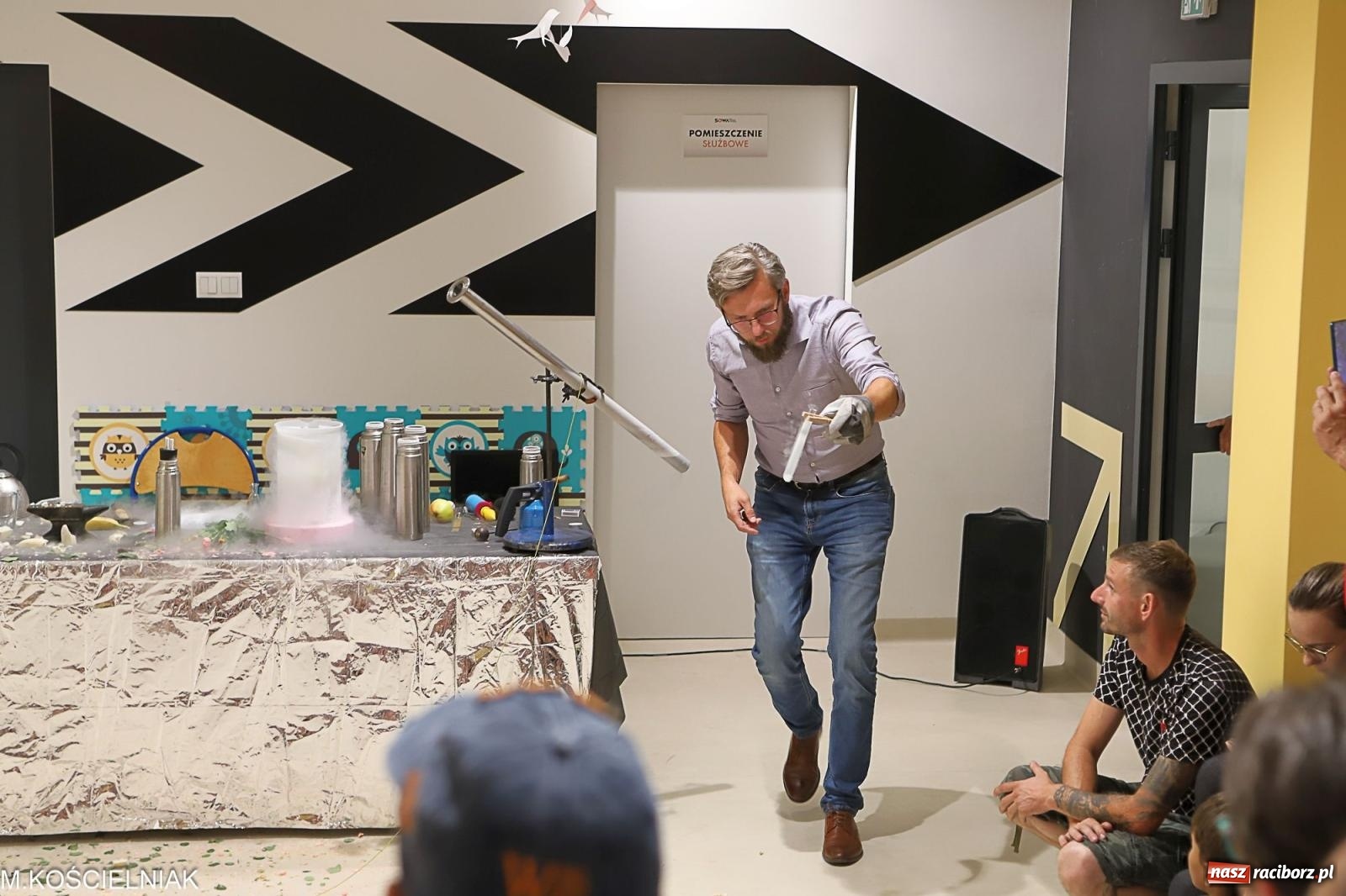 Zdjęcie w galerii na portalu naszraciborz.pl: Noc z barwną zadymą w SOWie wiadomości z regionu