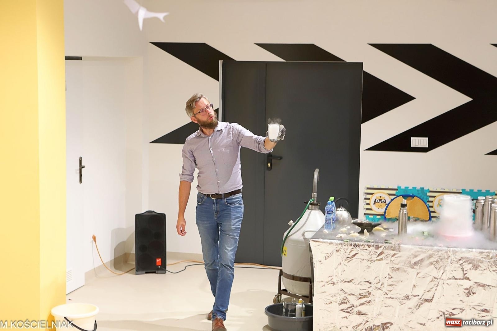 Zdjęcie w galerii na portalu naszraciborz.pl: Noc z barwną zadymą w SOWie wiadomości z regionu