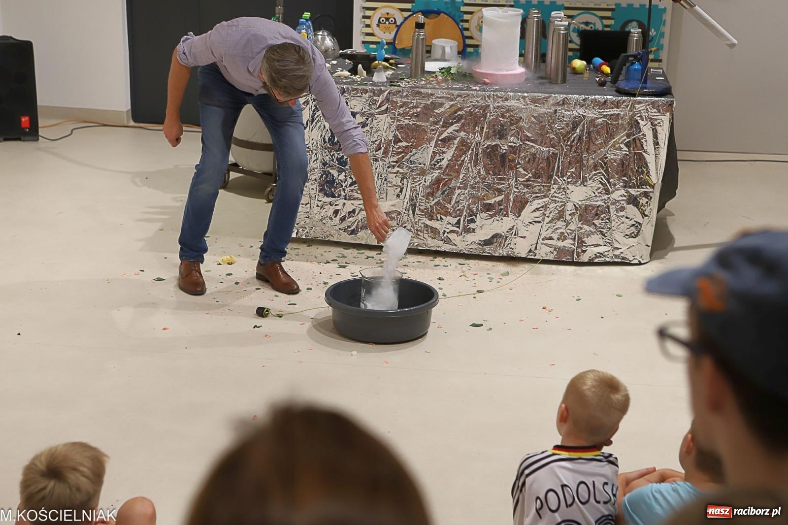 Zdjęcie w galerii na portalu naszraciborz.pl: Noc z barwną zadymą w SOWie wiadomości z regionu