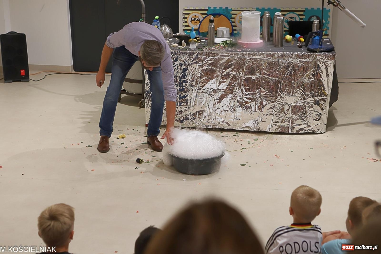 Zdjęcie w galerii na portalu naszraciborz.pl: Noc z barwną zadymą w SOWie wiadomości z regionu