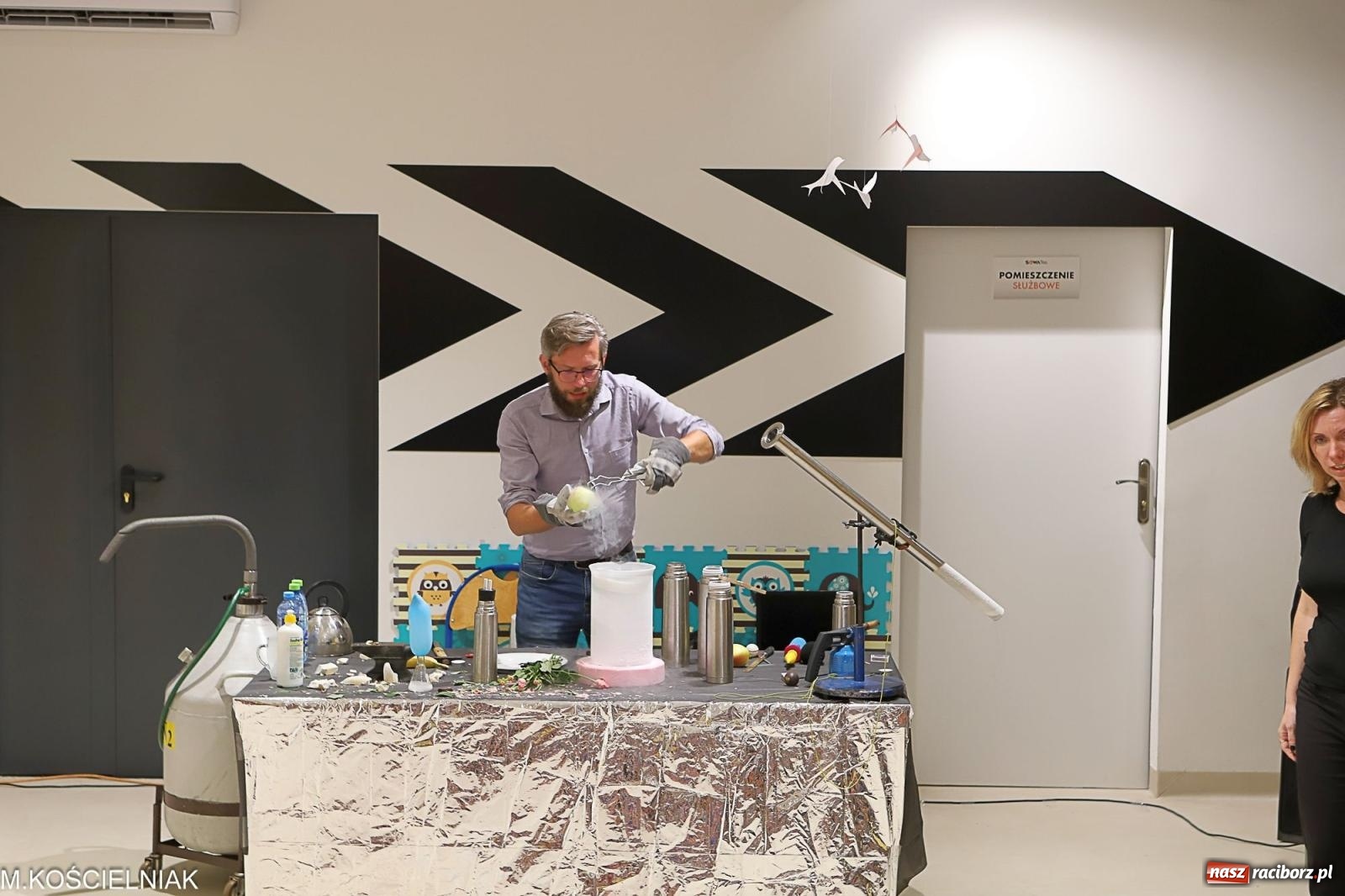 Zdjęcie w galerii na portalu naszraciborz.pl: Noc z barwną zadymą w SOWie wiadomości z regionu