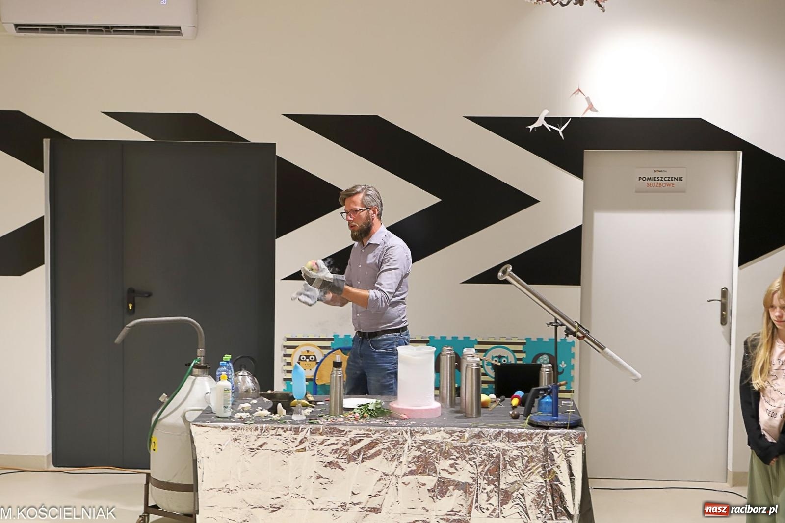 Zdjęcie w galerii na portalu naszraciborz.pl: Noc z barwną zadymą w SOWie wiadomości z regionu