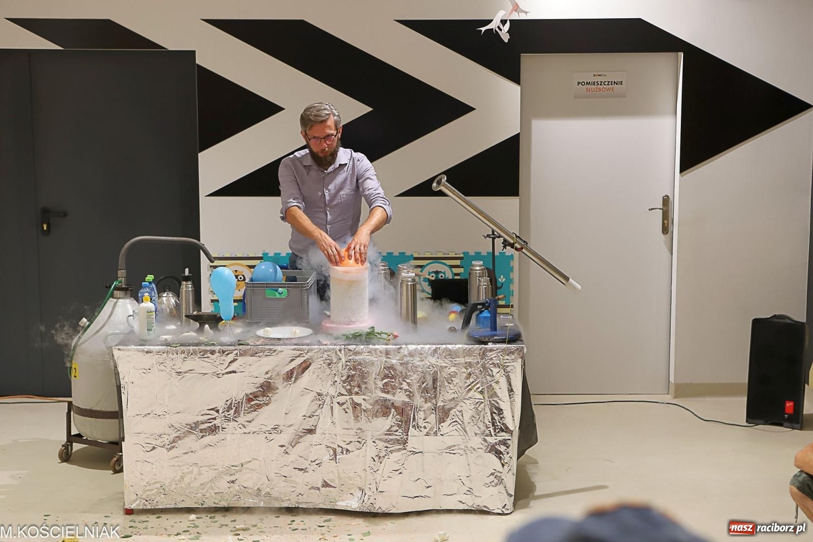 Zdjęcie w galerii na portalu naszraciborz.pl: Noc z barwną zadymą w SOWie wiadomości z regionu