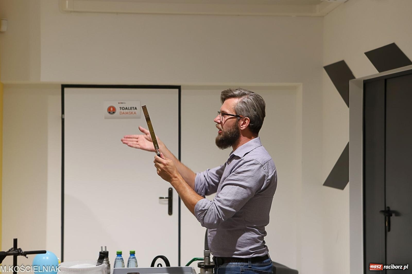 Zdjęcie w galerii na portalu naszraciborz.pl: Noc z barwną zadymą w SOWie wiadomości z regionu